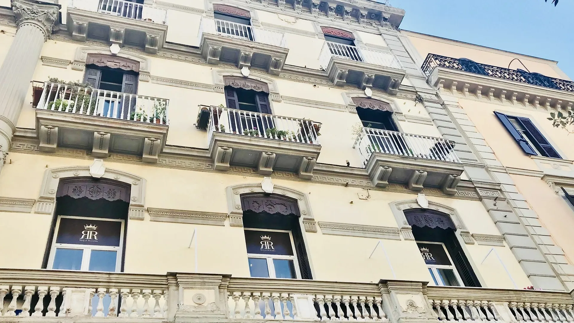 Royal Rooms Luxury Suite Naples 3*,