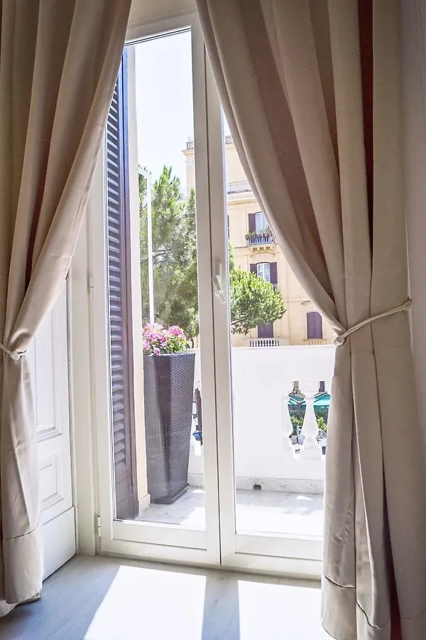 Royal Rooms Luxury Suite Naples 3*,